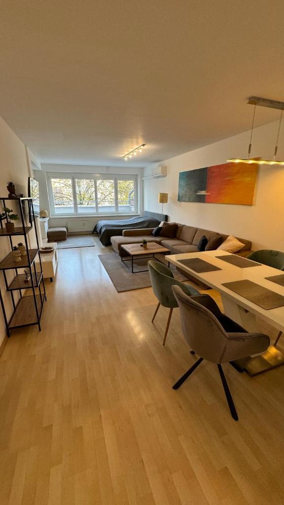City Apartment Linz 3 Zimmer - Klimaanlage, Großes Sofa, Cafe & WLAN, Selfcheckin, Parkplatz, für 5 Gäste 2