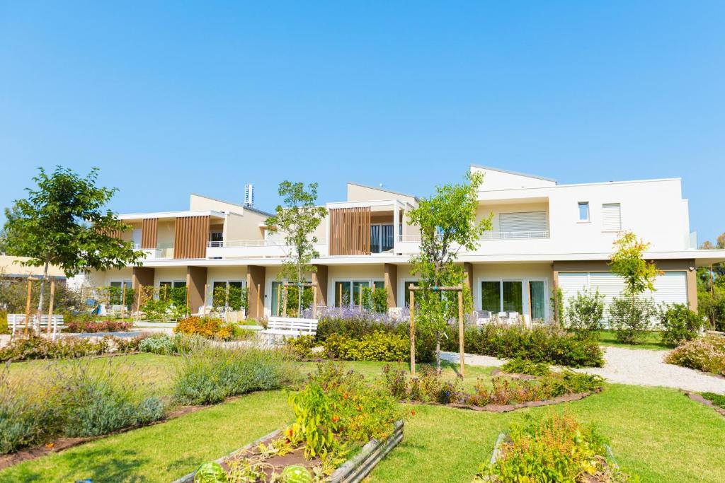 une vue extérieure d'un bâtiment avec un jardin dans l'établissement Suite du Parc & Hotel, à Giulianova