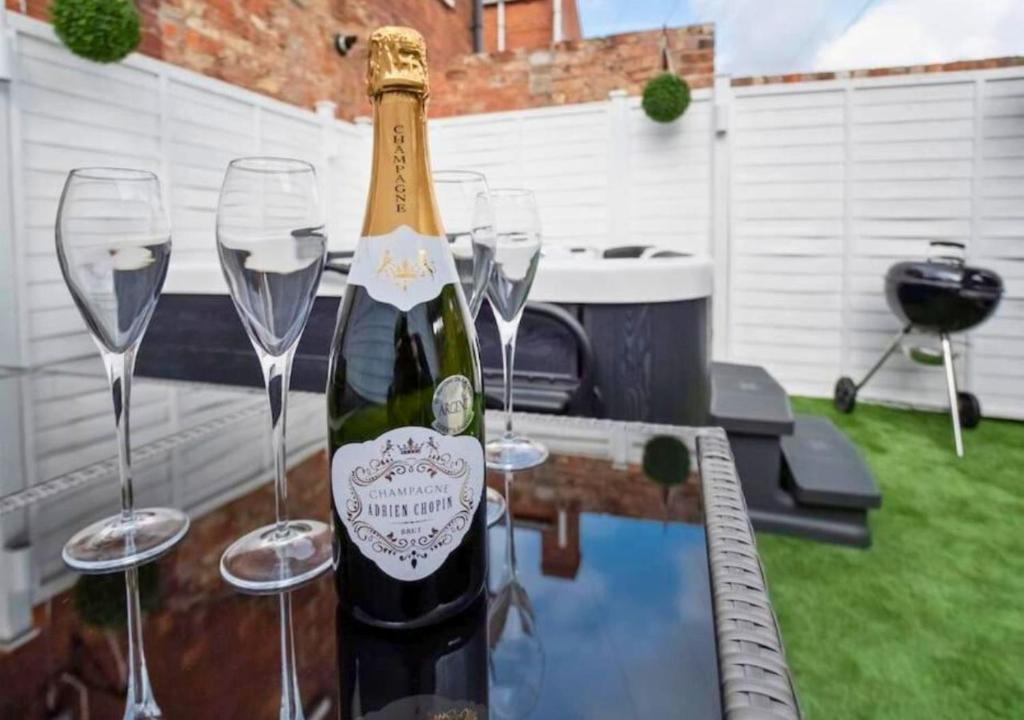 Amberley House - with Hot Tub + Free Parking 7