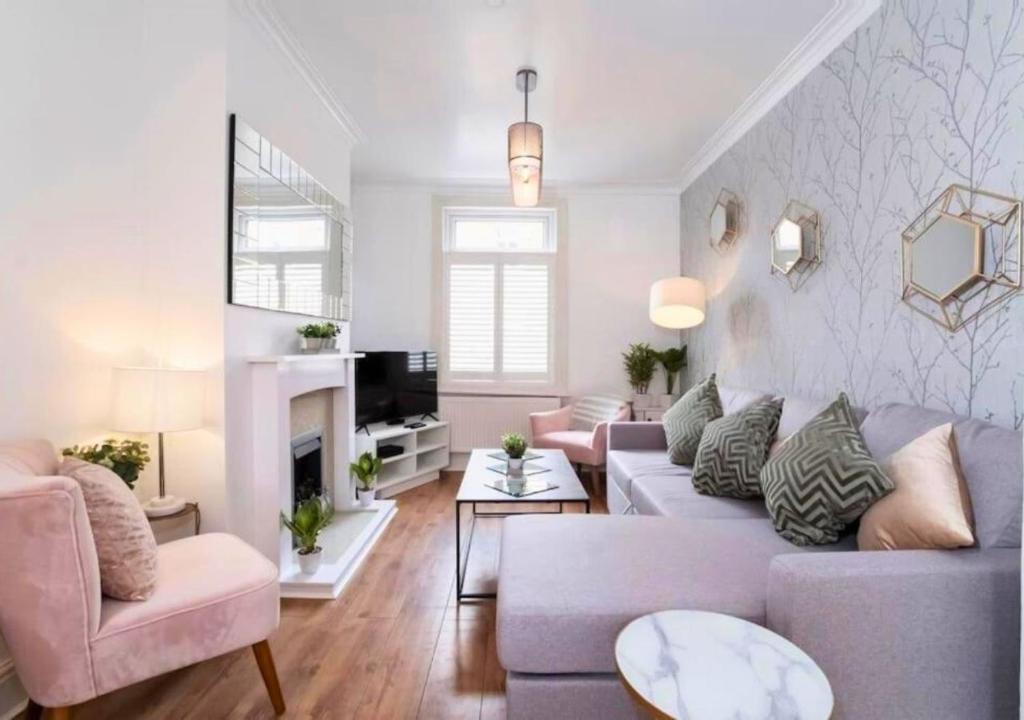 Amberley House - with Hot Tub + Free Parking 5