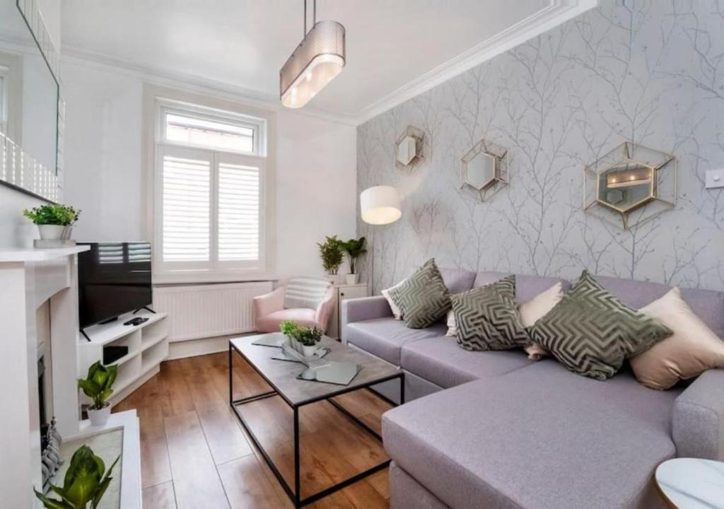 Amberley House - with Hot Tub + Free Parking 8