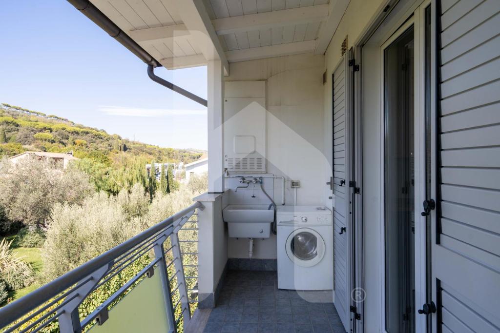 un balcon avec une machine à laver sur une maison dans l'établissement Homiday - Residence K2, à Pineto