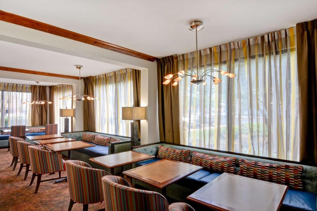 Hampton Inn Memphis Poplar Image