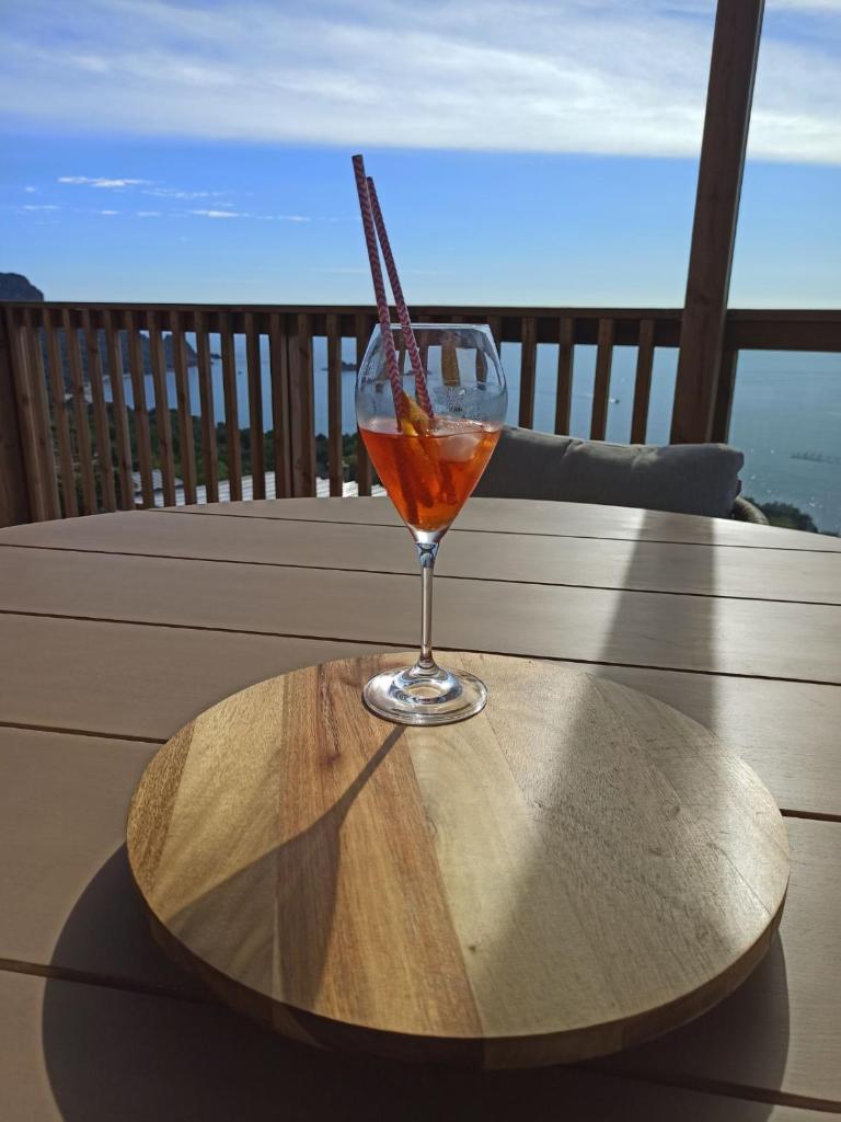 un verre de vin assis au-dessus d'une table dans l'établissement Sea View Amazing, à Saint-Raphaël