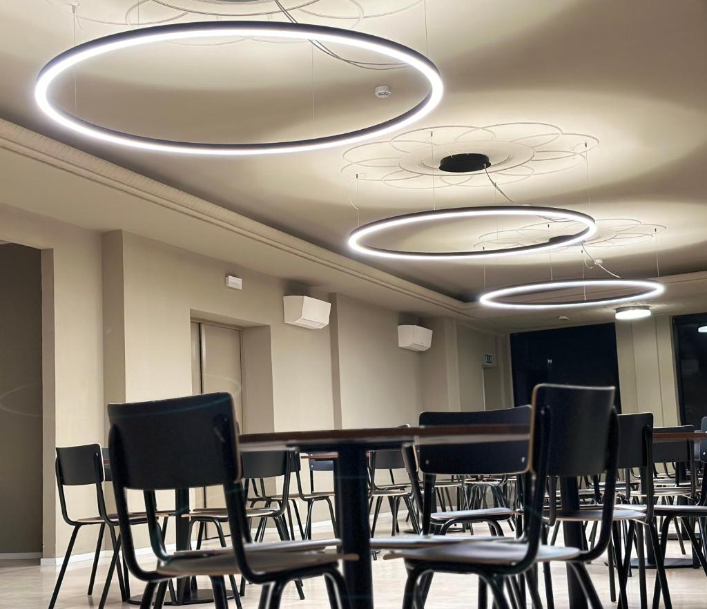 une salle de conférence avec une table et des chaises dans l'établissement HOTEL NOIR - Free Brunch & Breakfast Until 13-00 - Vicinissimi a Mirabilandia, à Milano Marittima