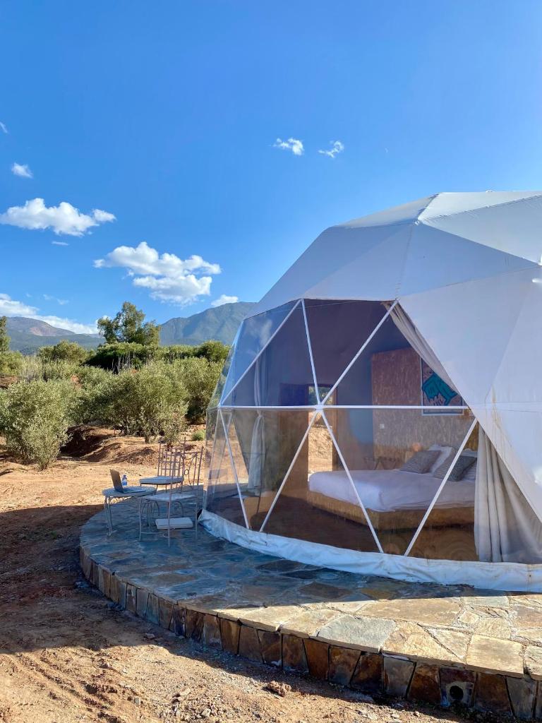 une tente avec un lit dans le désert dans l'établissement Ksar Shama, à Ouirgane