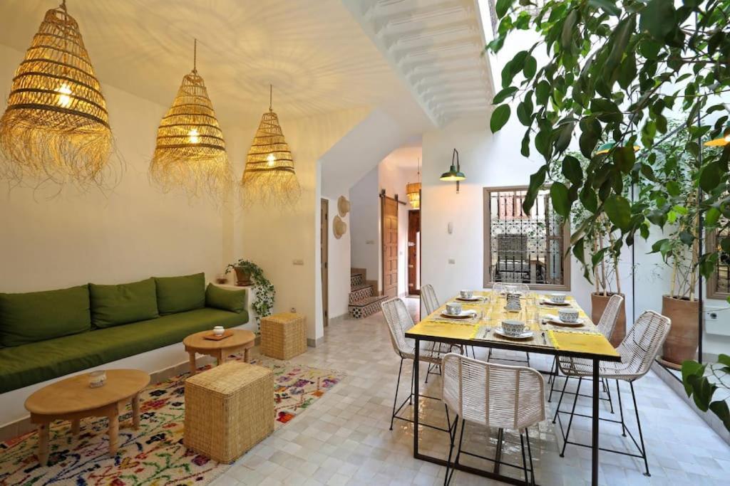 un salon avec un canapé vert et une table dans l'établissement Riad Ouladi -Exclusif - 5mn Jemaa El Fnaa -Pool, à Marrakech