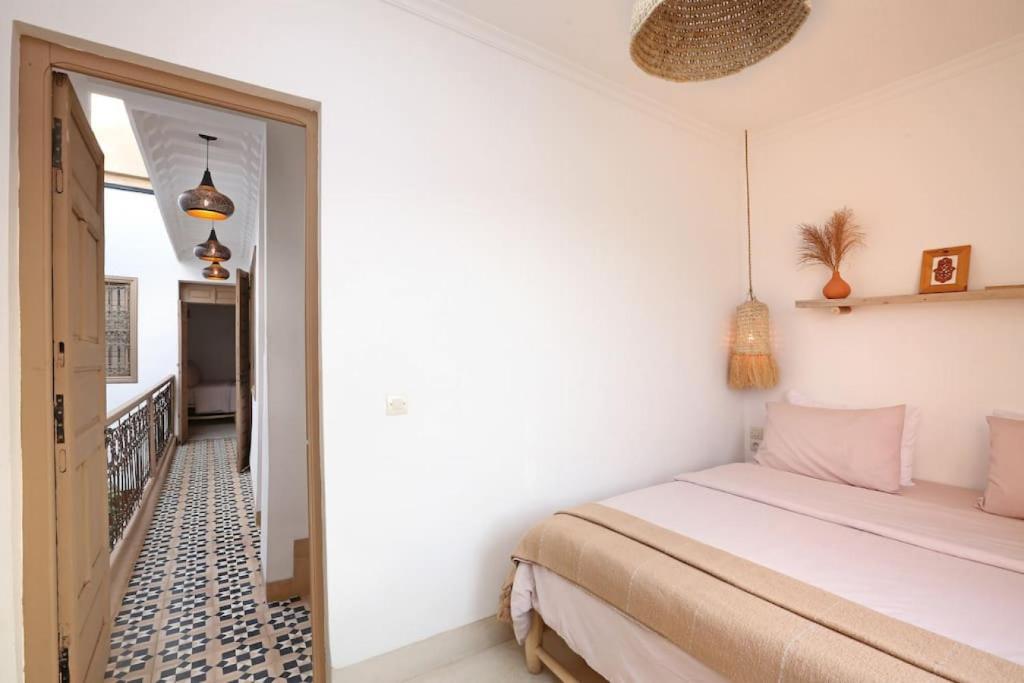 - une chambre avec un lit et un couloir dans l'établissement Riad Ouladi -Exclusif - 5mn Jemaa El Fnaa -Pool, à Marrakech 19 autres photos