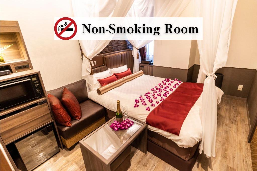 une chambre avec un fumoir, un lit et un canapé dans l'établissement BaliAn Resort Forest Ikebukuro, à Tokyo