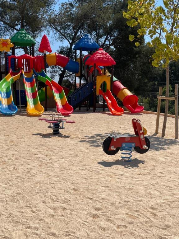 - une aire de jeux avec des équipements de jeux colorés dans le sable dans l'établissement Sea View Amazing, à Saint-Raphaël 37 autres photos