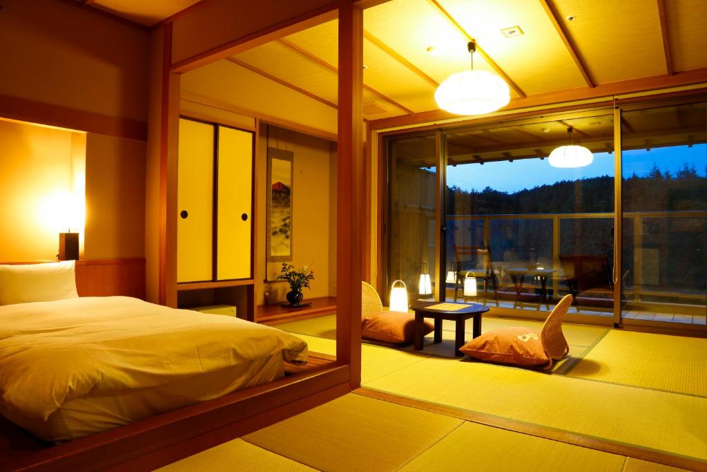 une chambre avec un grand lit et un balcon dans l'établissement Yumenoian Yuyake Koyake, à Himeji 73 autres photos