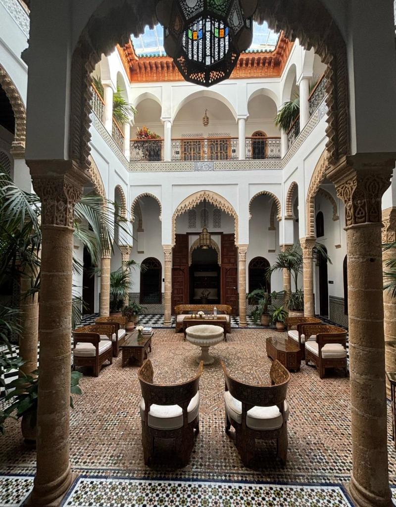 un grand bâtiment avec un hall doté de tables et de chaises dans l'établissement Dar Al Miraaj, à Rabat