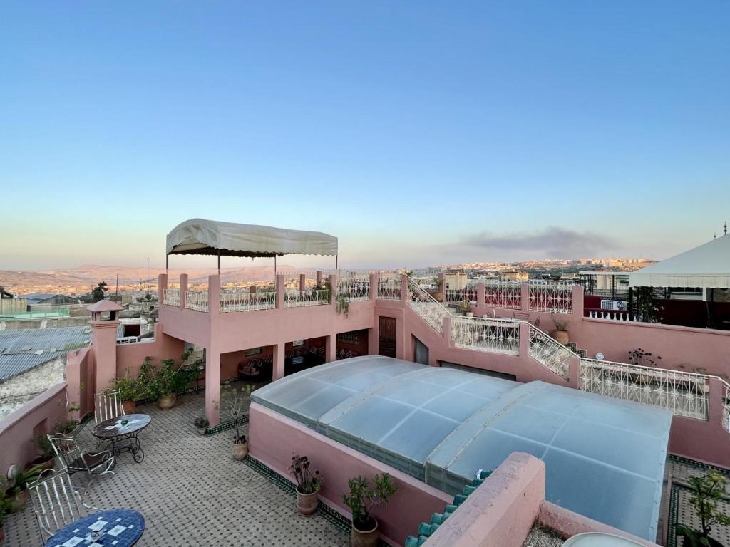 un bâtiment avec une piscine sur le toit dans l'établissement Riad La Clé De Fès, à Fès