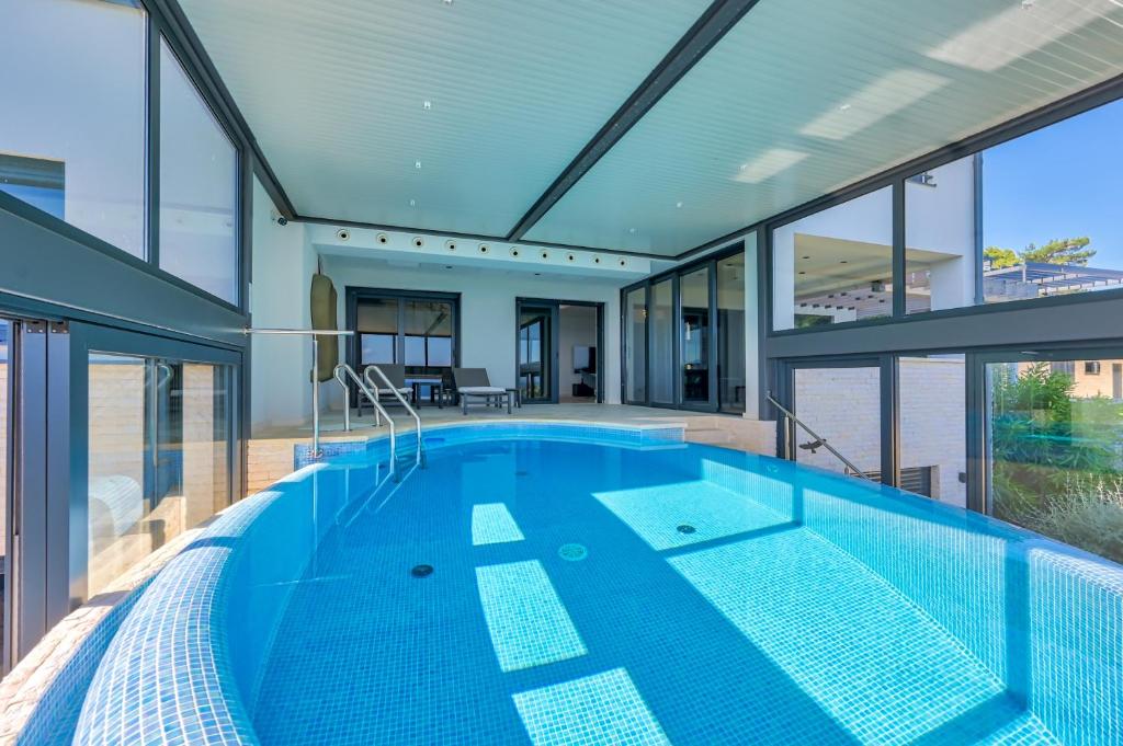 Villa Atalanta with heated pool near the beach 3