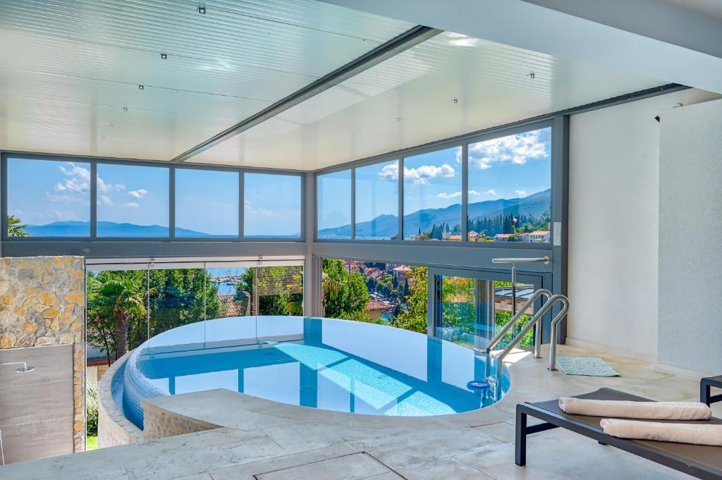 Villa Atalanta with heated pool near the beach 6