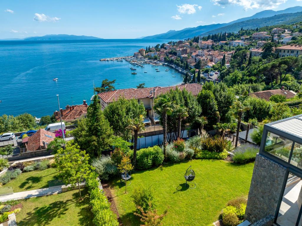 Villa Atalanta with heated pool near the beach 4