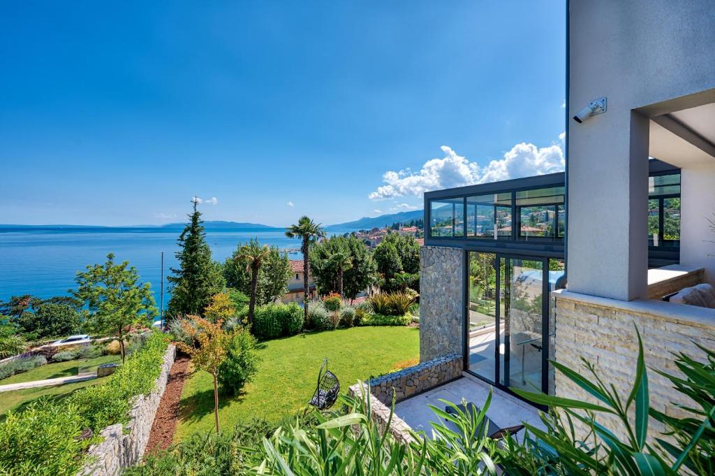 Villa Atalanta with heated pool near the beach 2