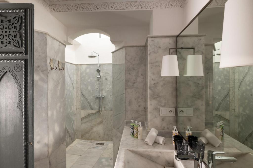 une salle de bain avec douche et lavabo dans l'établissement Riad Laz Mouassine & Wellness, à Marrakech