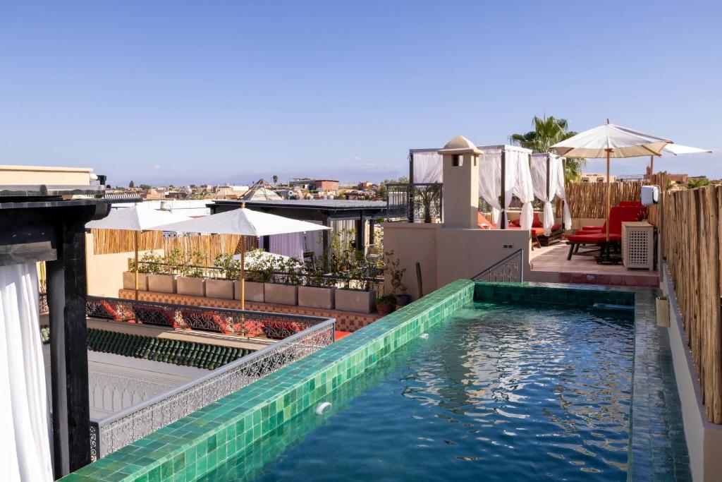 une piscine sur le toit d'une maison dans l'établissement Riad Laz Mouassine & Wellness, à Marrakech