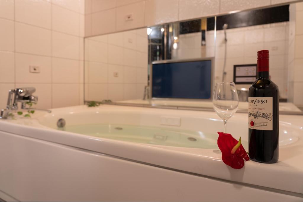 une bouteille de vin et un verre sur un comptoir avec une baignoire dans l'établissement M'SCLUB OsakaHirano AdultOnly, à Osaka 34 autres photos