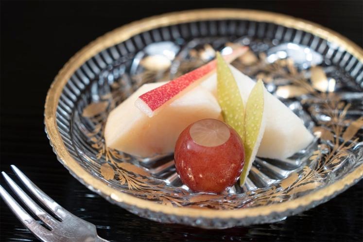 une assiette de desserts sur une table à fourchette dans l'établissement Asadaya, à Kanazawa