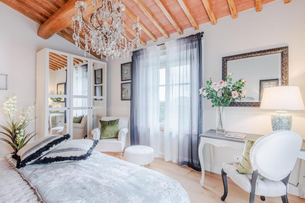 une chambre avec un lit et un lustre dans l'établissement Villa Flora, à Montecarlo 60 autres photos