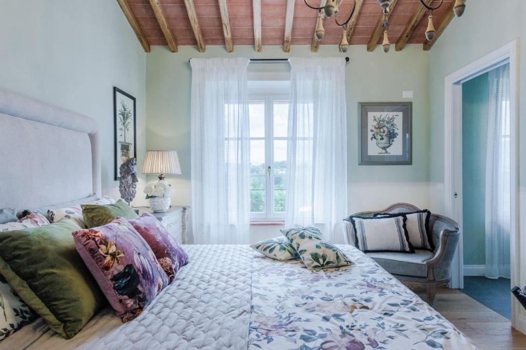 une chambre avec un grand lit avec des oreillers dessus dans l'établissement Villa Flora, à Montecarlo