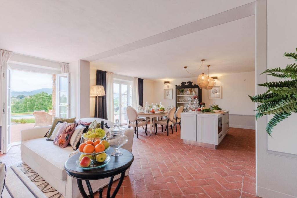 - un salon avec un canapé et une table avec des fruits dans l'établissement Villa Flora, à Montecarlo