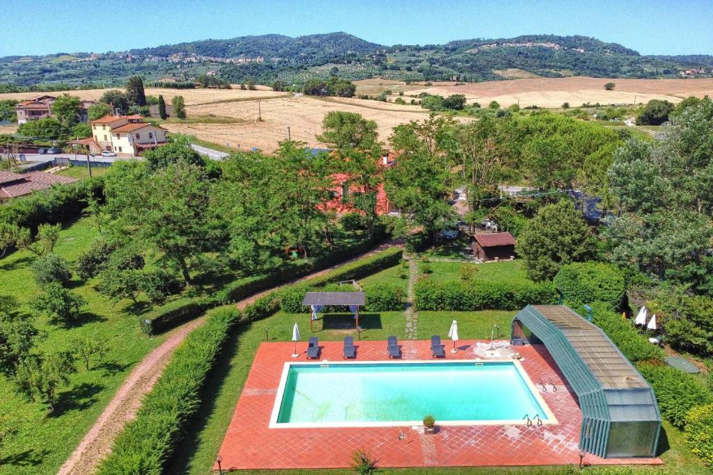 - une vue sur la piscine dans la cour dans l'établissement AwesHomeitaly - Villa San Martino, à Croce del Magno