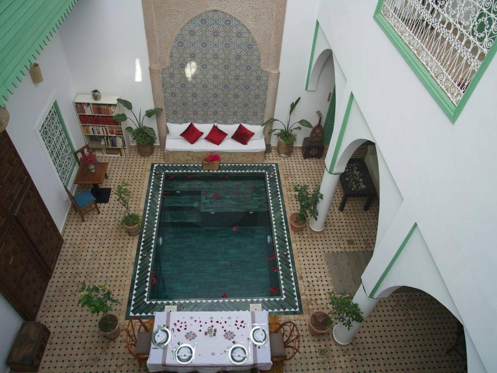 une vue aérienne d'une piscine dans un immeuble dans l'établissement Riad Ocallaghan, à Marrakech