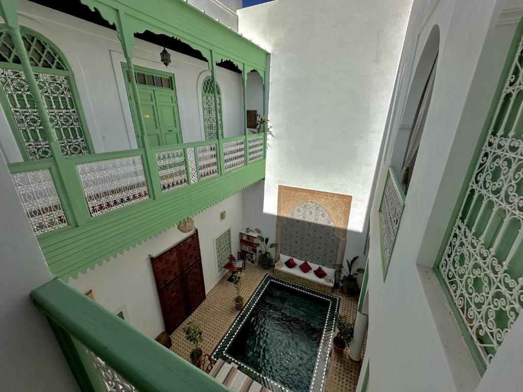 une vue aérienne d'une maison avec piscine dans l'établissement Riad Ocallaghan, à Marrakech
