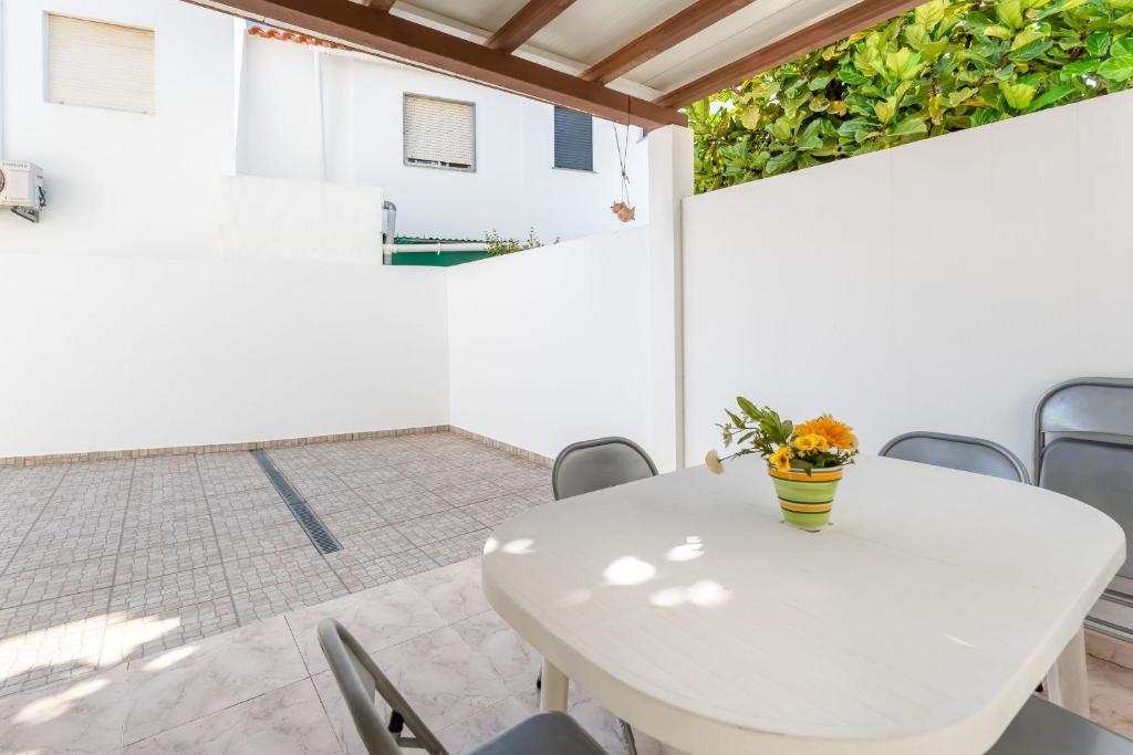 Cozy 3 BDR House Duplex With Patio by LovelyStay 6