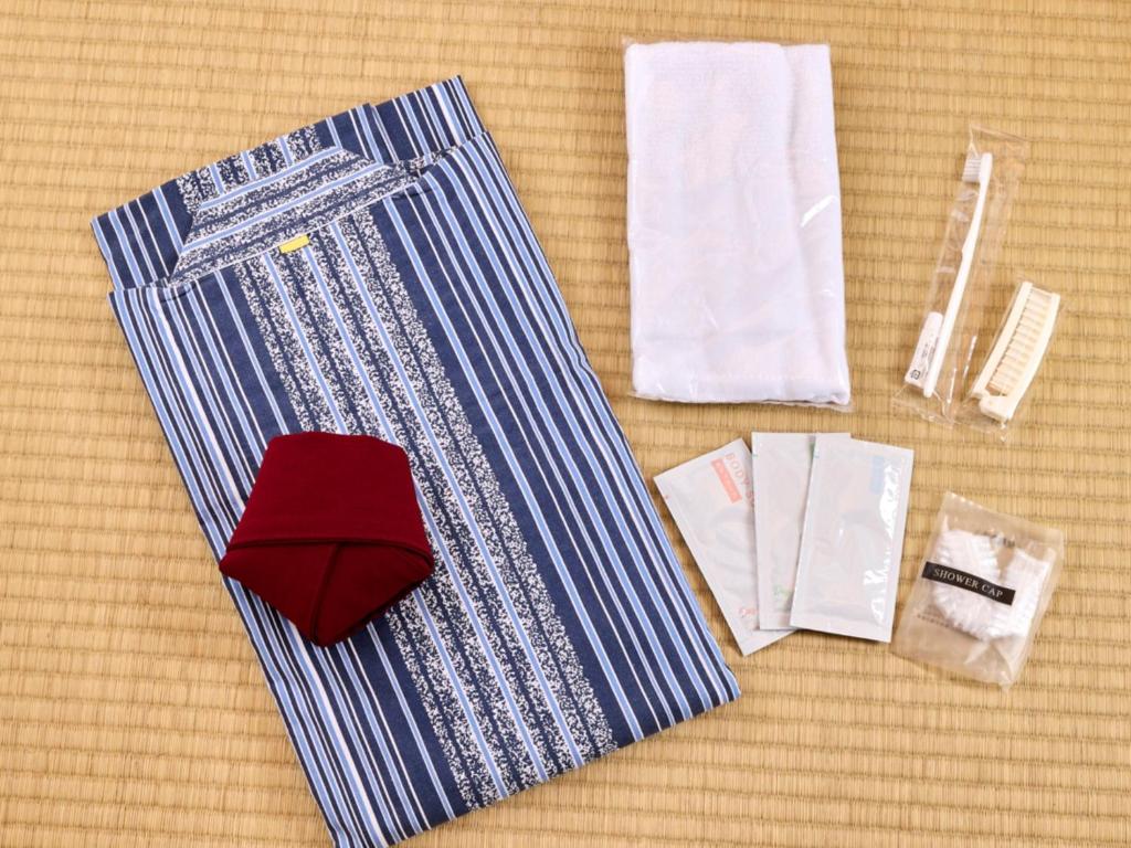 - la fermeture d'une chemise et de serviettes bleues et blanches dans l'établissement Shuzenji Onsen Hotel Takitei, à Izu