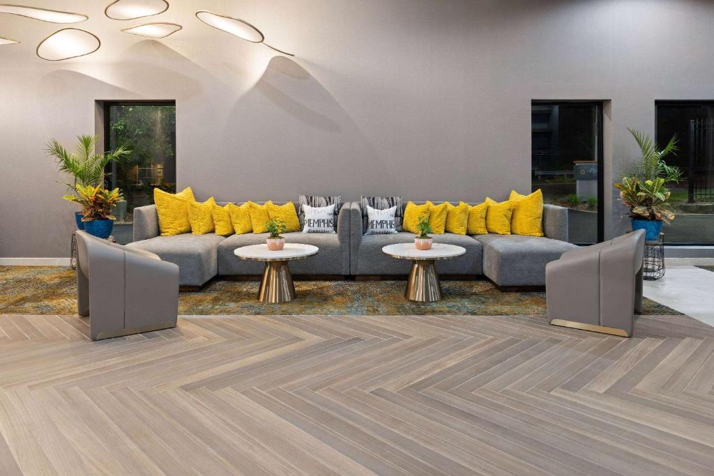 La Quinta Inn & Suites by Wyndham Memphis I-240 Image
