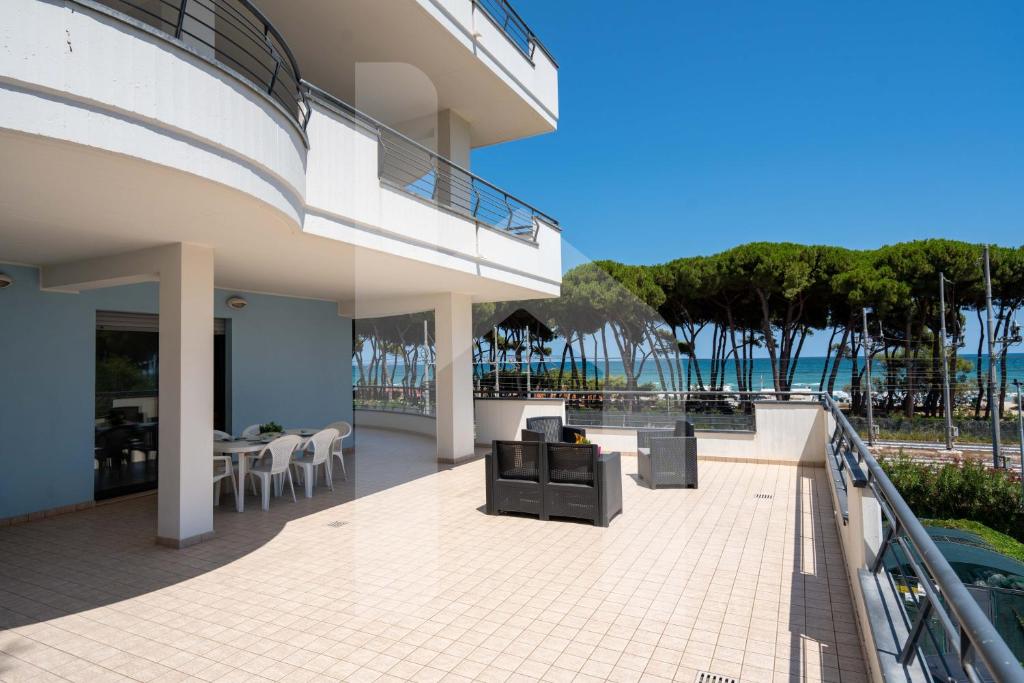 - un balcon offrant une vue sur l'océan dans l'établissement Homiday - Holiday Rendez Vous, à Pineto