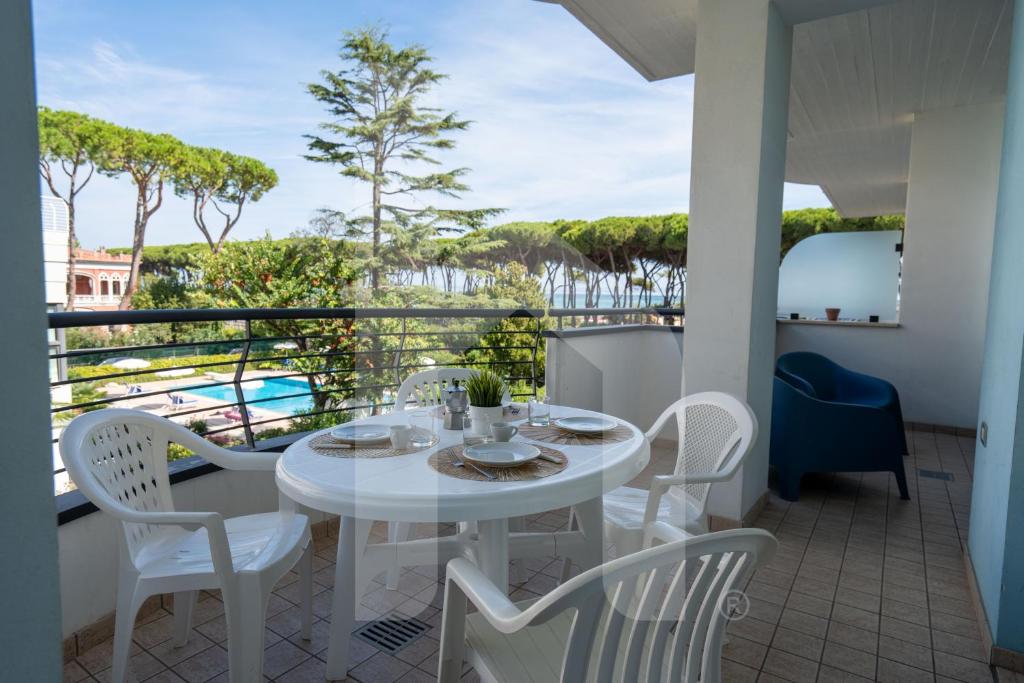 une table blanche et des chaises sur un balcon avec vue dans l'établissement Homiday - Holiday Rendez Vous, à Pineto