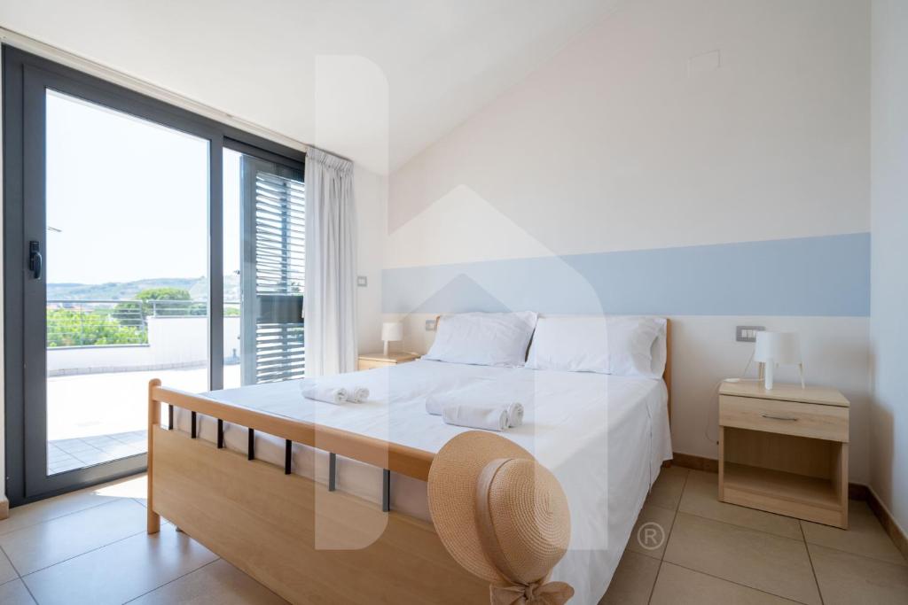 une chambre avec un grand lit et une grande fenêtre dans l'établissement Homiday - Holiday Rendez Vous, à Pineto 174 autres photos