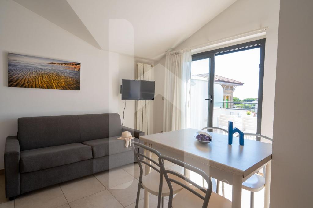 un salon avec une table et un canapé dans l'établissement Homiday - Holiday Rendez Vous, à Pineto