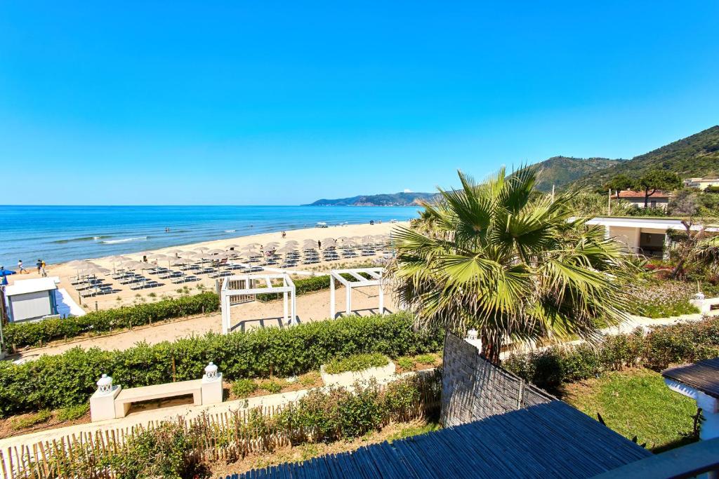 une vue sur la plage depuis le balcon d'un complexe hôtelier dans l'établissement Ancora Resort, à Acciaroli