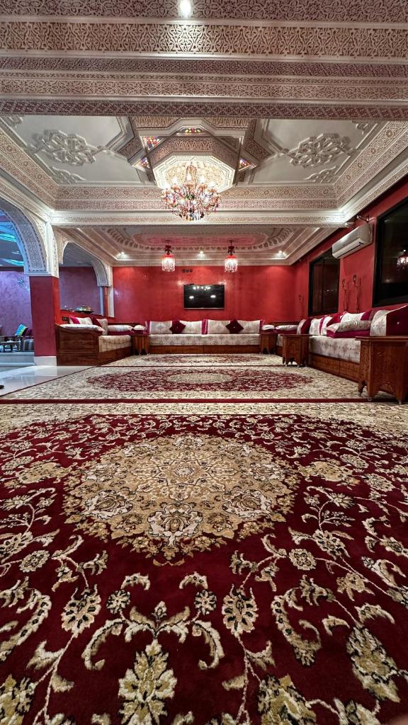 Cette grande chambre dispose d'un grand tapis. dans l'établissement Riad Jasmine SYBA, à Marrakech