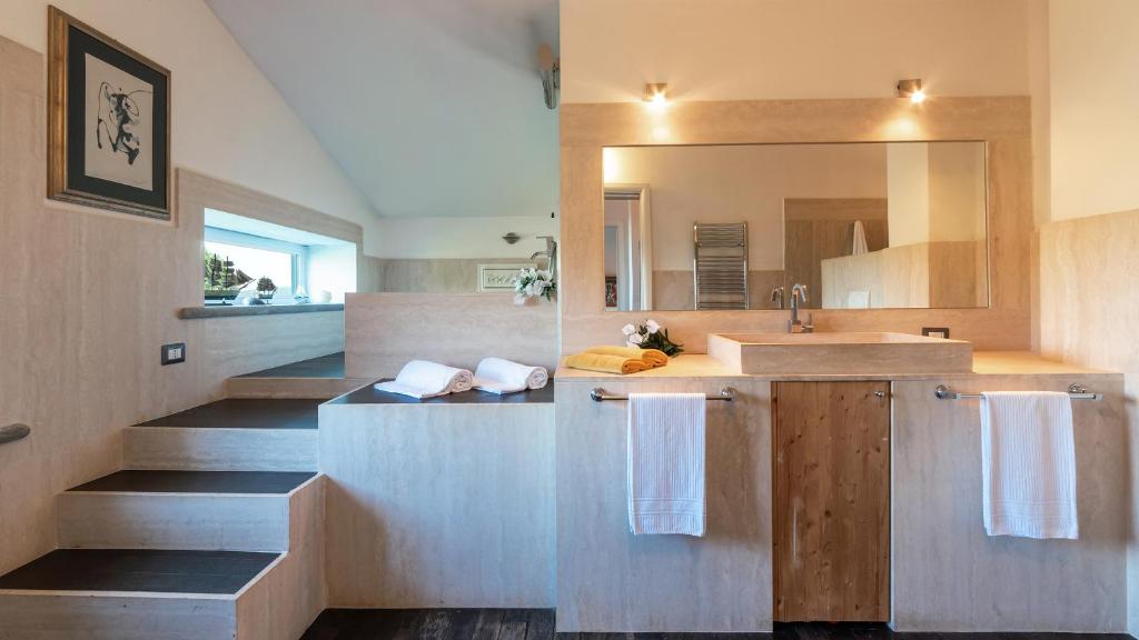 une salle de bain avec un lavabo et un miroir dans l'établissement VILLA BUBI 8&1, Emma Villas, à Campagnano di Roma