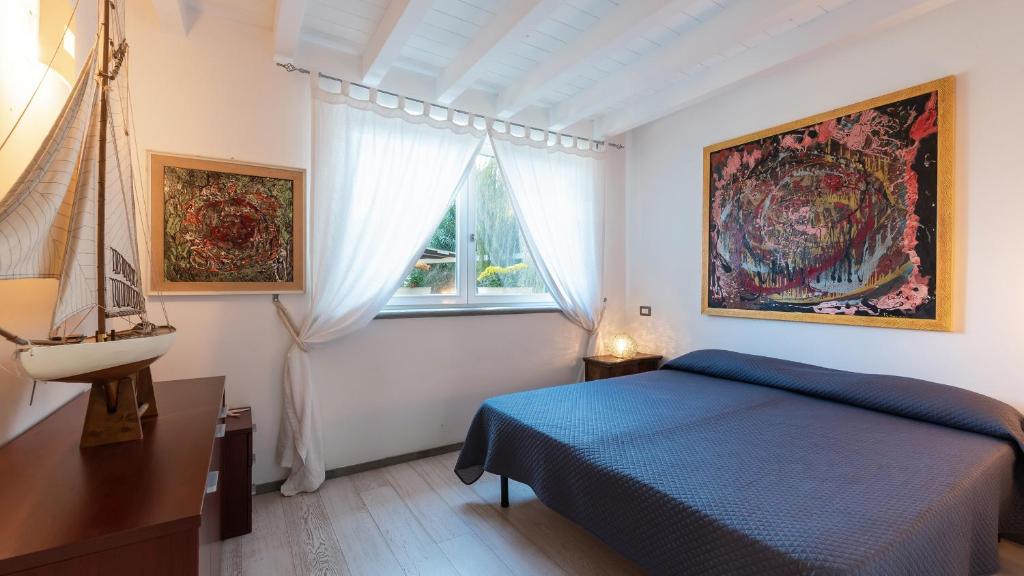 une chambre avec un lit, un lavabo et une fenêtre dans l'établissement VILLA BUBI 8&1, Emma Villas, à Campagnano di Roma