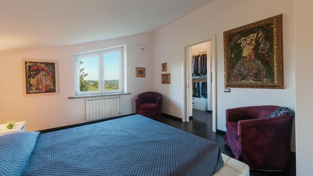 une chambre avec un lit bleu et une fenêtre dans l'établissement VILLA BUBI 8&1, Emma Villas, à Campagnano di Roma 37 autres photos