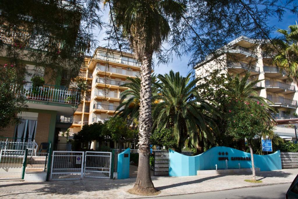un palmier devant un bâtiment dans l'établissement Hotel Sayonara, à San Benedetto del Tronto