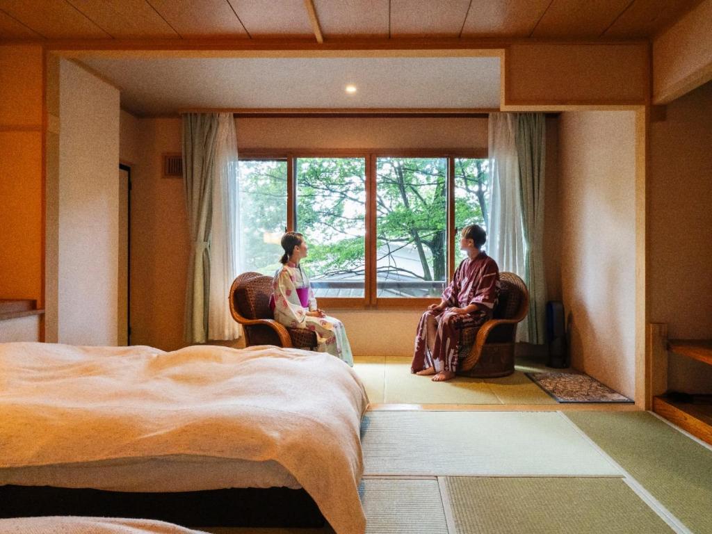 - deux femmes assises sur des chaises dans une chambre donnant sur la fenêtre dans l'établissement Hibikino, à Shibukawa 37 autres photos