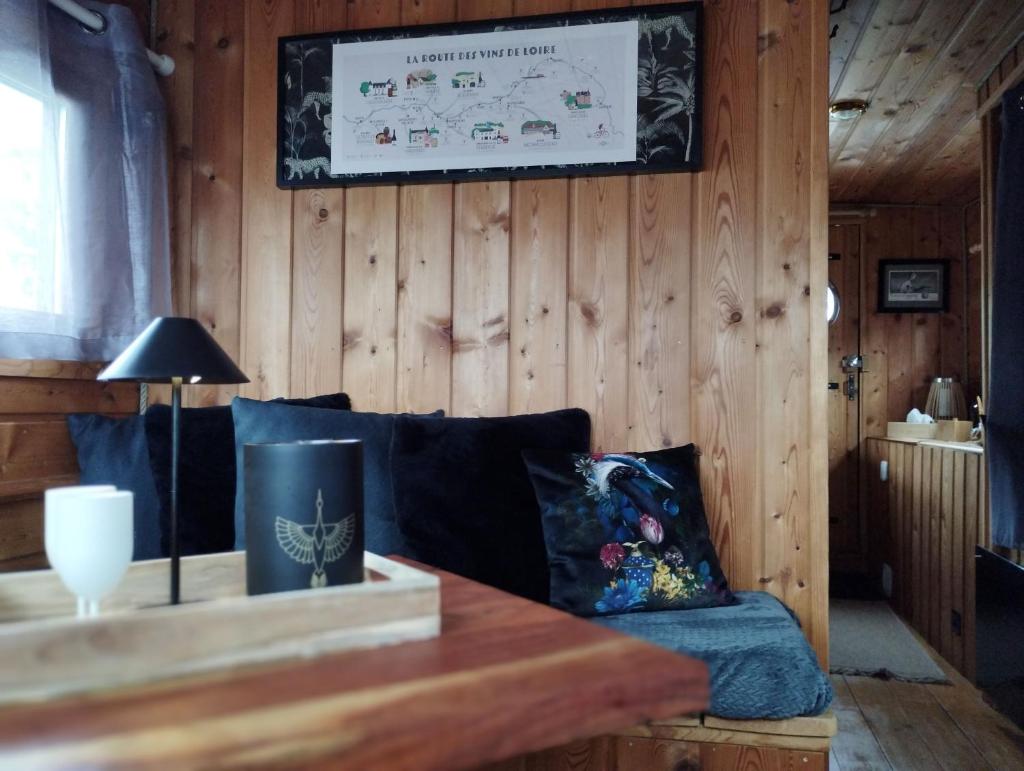 un salon avec un canapé et une table dans l'établissement La Toue Charme, à Angers