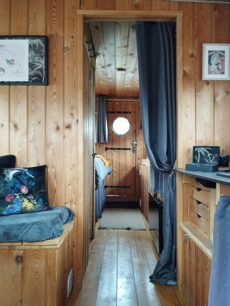 une chambre avec un couloir menant à une chambre dans l'établissement La Toue Charme, à Angers