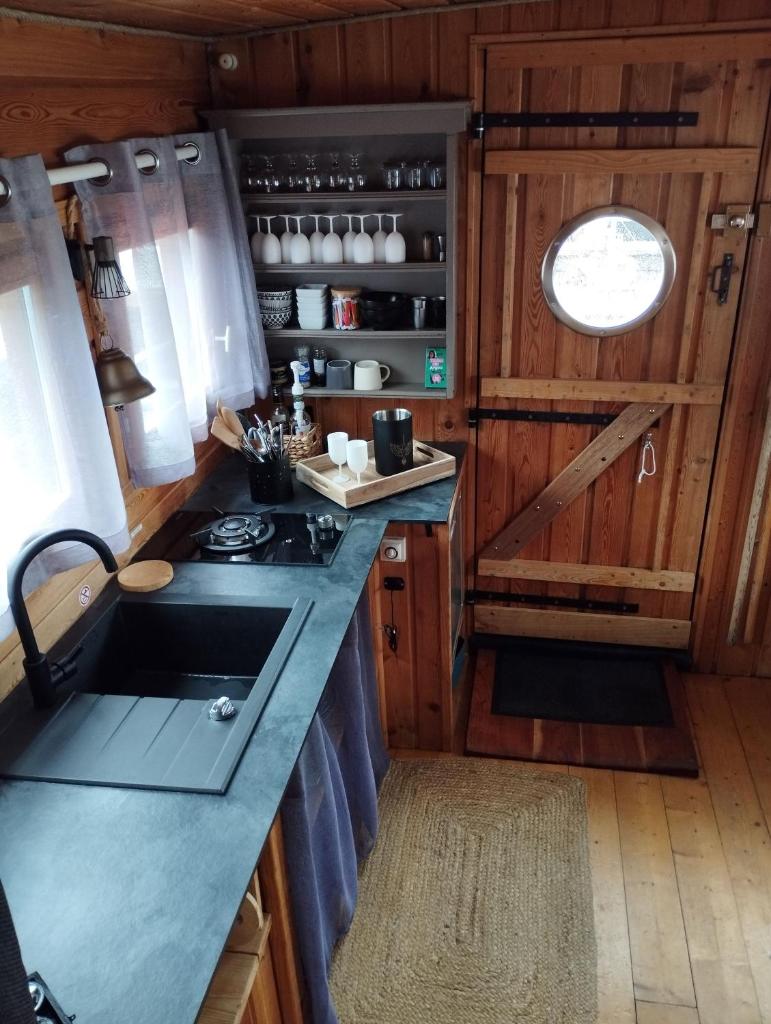 une cuisine avec un évier et un plan de travail dans l'établissement La Toue Charme, à Angers