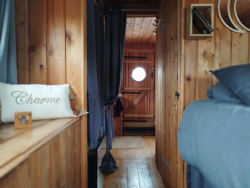 une chambre avec un lit et un mur en bois dans l'établissement La Toue Charme, à Angers