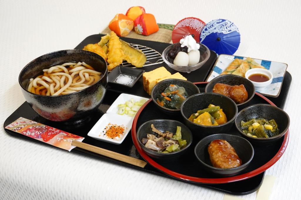 un plateau de nourriture avec différents types d'aliments dans l'établissement ホテルベルファス, à Koriyama